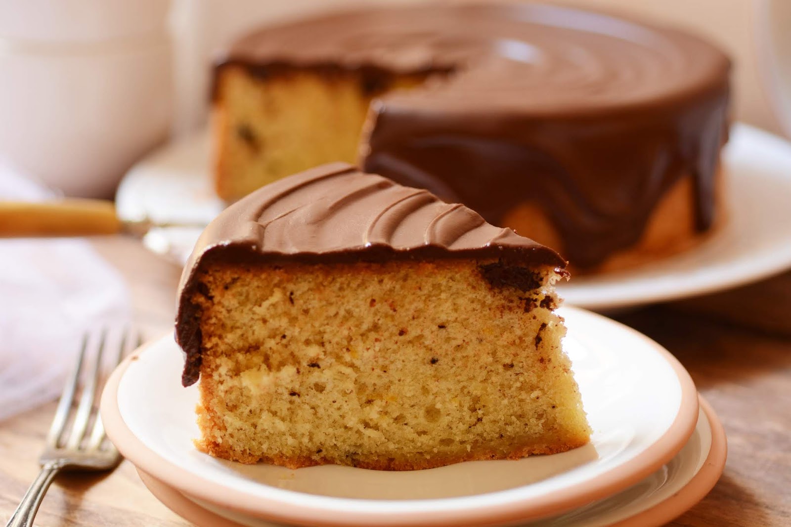Bizcocho casero con cobertura de chocolate. Cuchillito y Tenedor Bizcocho casero con cobertura de chocolate. Cuchillito y Tenedor