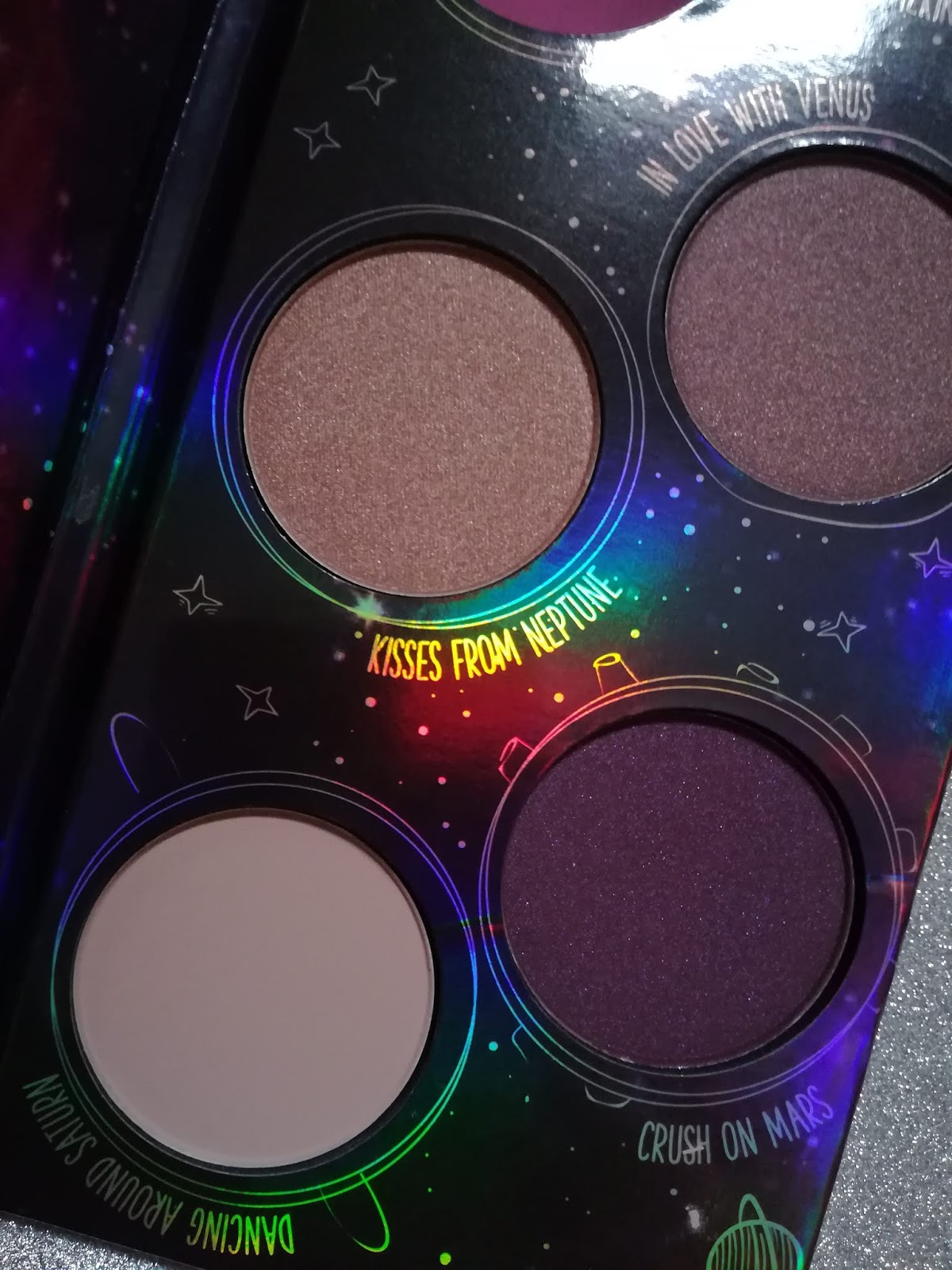 ESSENCE Dancing on the milky way paleta senki i holo gliter kapi