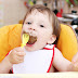 Começando sólidos: quando os bebês podem comer comida de mesa?