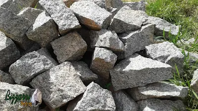 Pedra para escada de pedra do tipo pedra rachão sendo rachão de pedra de corte manual com vários tamanhos e várias cores. Esse tipo de pedra e a sobra de quando está sendo tirado a pedra paralelepípedo ou a pedra folheta, vão sobrando esses tipos de pedra que dá para fazer maravilhosas escadas de pedra.