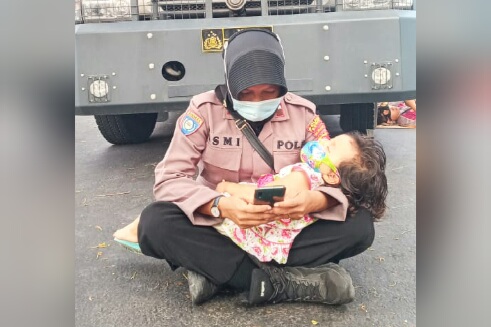 Viral, Polwan amankan sidang Sangketa Pilkada sambil gendong anaknya Viral, Polwan amankan sidang Sangketa Pilkada sambil gendong anaknya