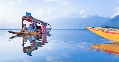 Enjoy Shikara Ride in Dal Lake, Srinagar during Kashmir Tour Package from Kolkata
