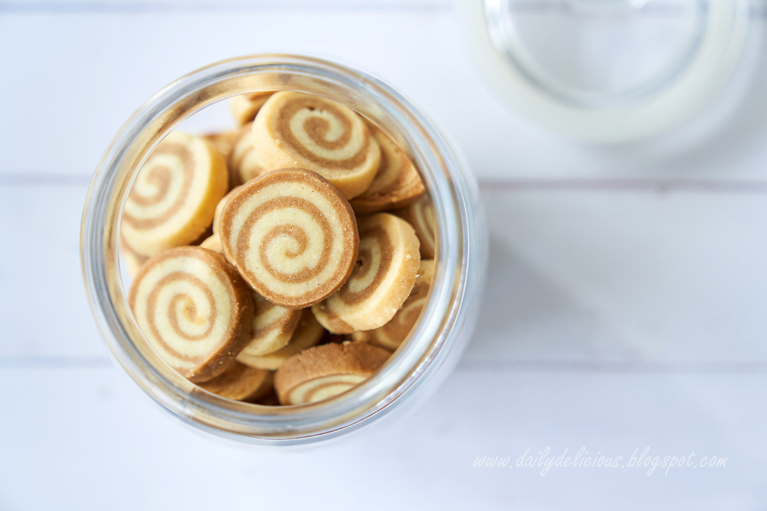 Cappuccino cookie. Squeezing cookies.