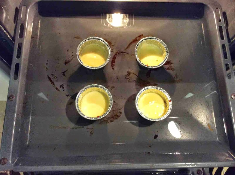 Moldes de flan de huevo al baño maria en el horno
