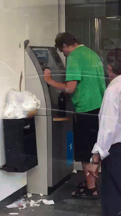 Besoffener Mann am Geldautomaten - Bierfontaine lustig