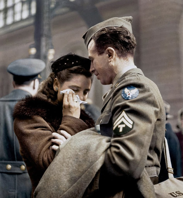 Wartime couple at Penn Station 1943 worldwartwo.filminspector.com