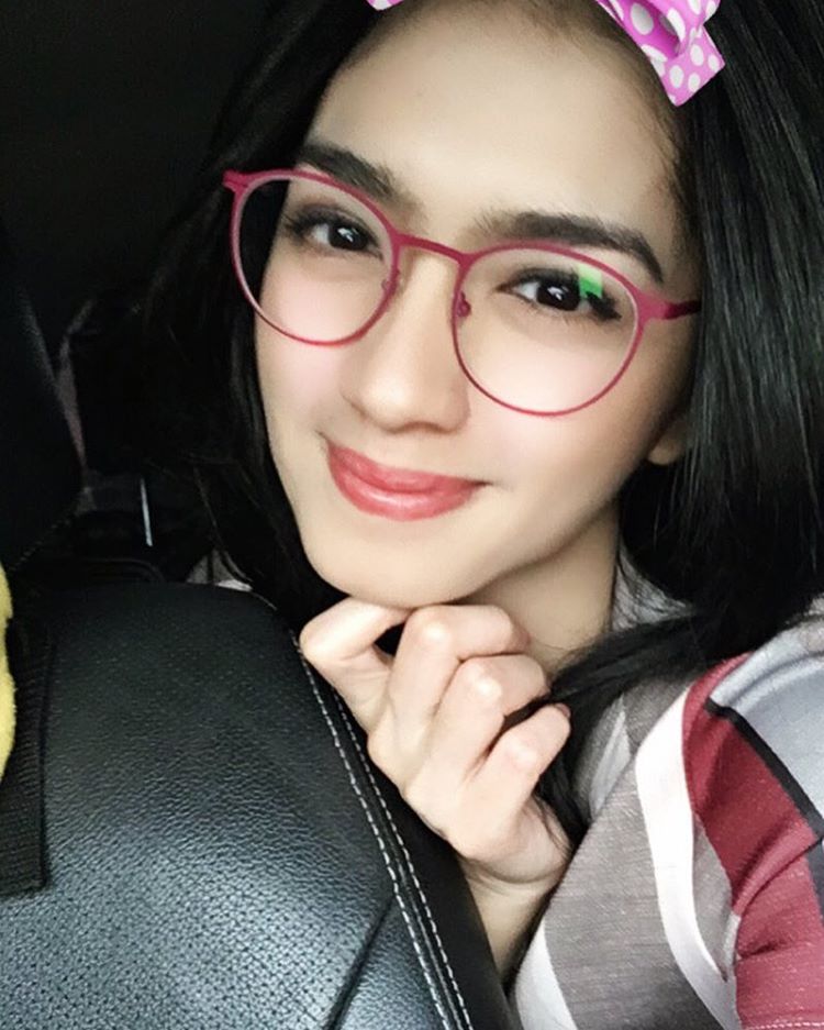Profil, Biodata dan Foto Cantik Angel Karamoy Puzzle