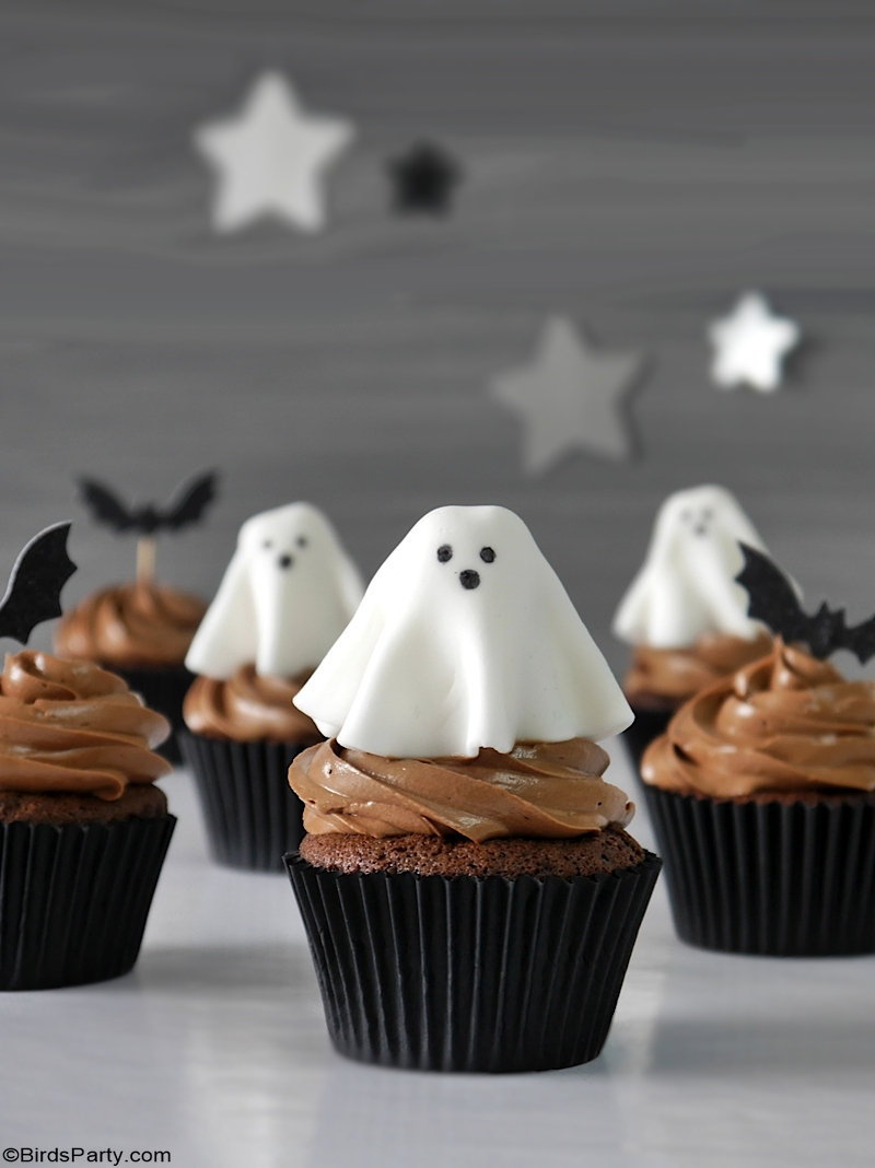 Cupcakes d'Halloween au Chocolat et Fantômes en Pate à Sucre - recette maison rapide et facile et également délicieuse à préparer avec les enfants!