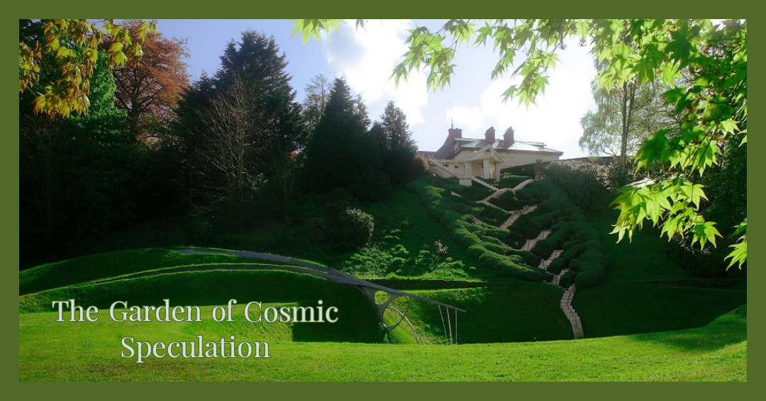 парк космических размышлений, шотландия. человек взбирается на гору. спустившись с холма. спускается с возвышенности. человек стоит на холме.