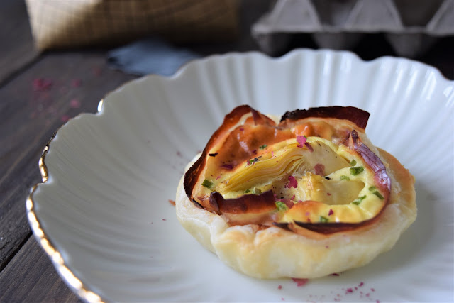 Quiche bonsai cacio e ova, con carciofini e rigatino toscano croccante