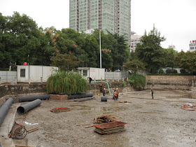 workers in drained lake at Lianhu Square (莲湖广场) in Hengyang