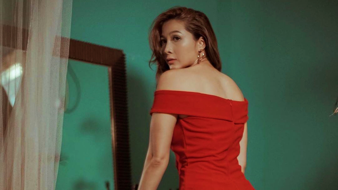 Andrean Punggung mulus dan seksi pakai Dress merah