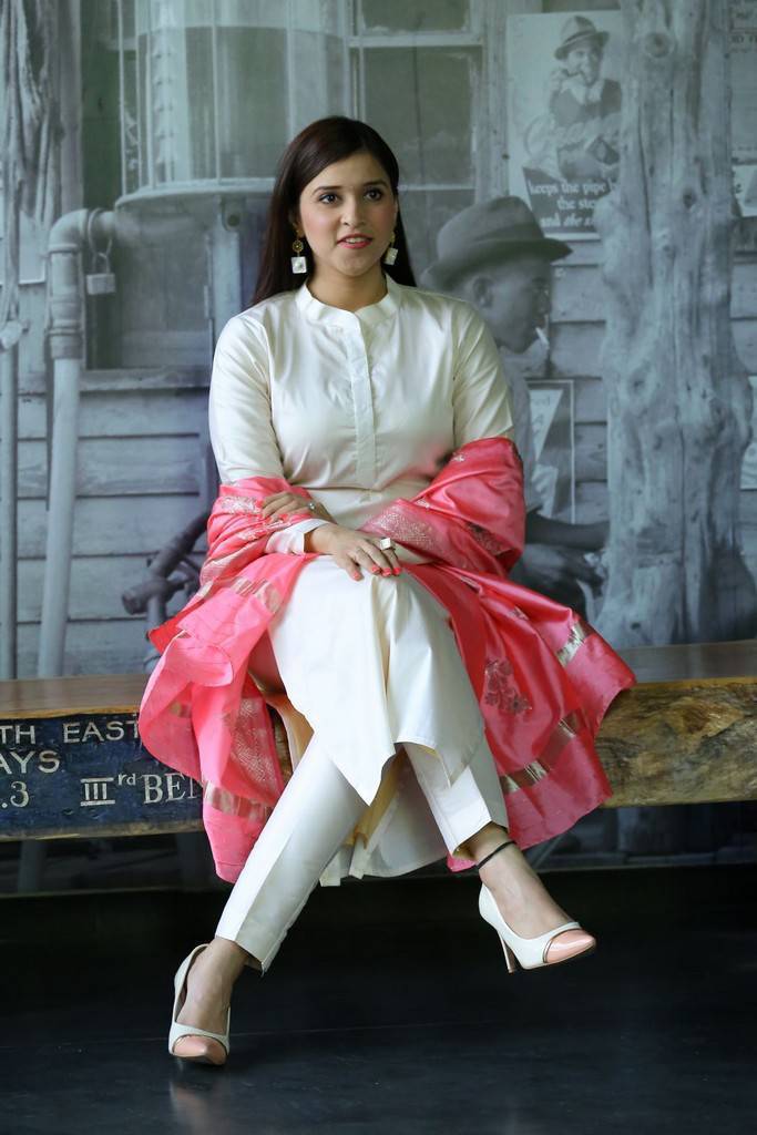 Beautiful Telugu Girl Mannara Chopra Photos In White Dress