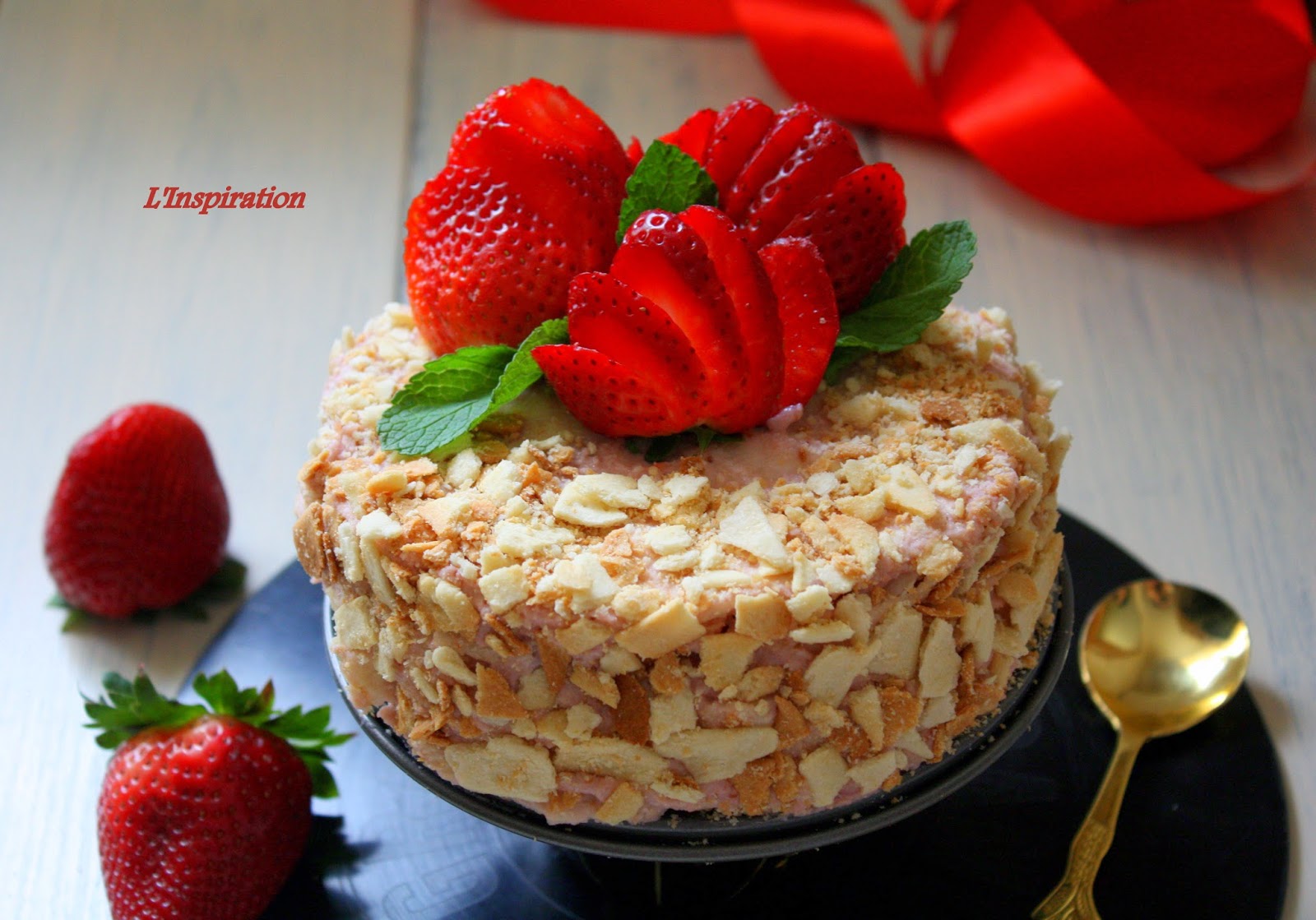 наполеон с клубничным конфи. клубничный наполеон. наполеон клубничный фили бейкер. пирожное добрынинский наполеон с заварным кремом патисьер. пирожное стефанишен наполеон.