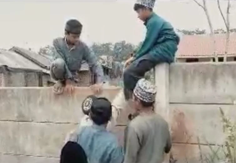 Miris! Tembok Setinggi 1,5 Meter Halangi Rumah Tahfidz, Santri & Warga Terpaksa Bikin Tangga