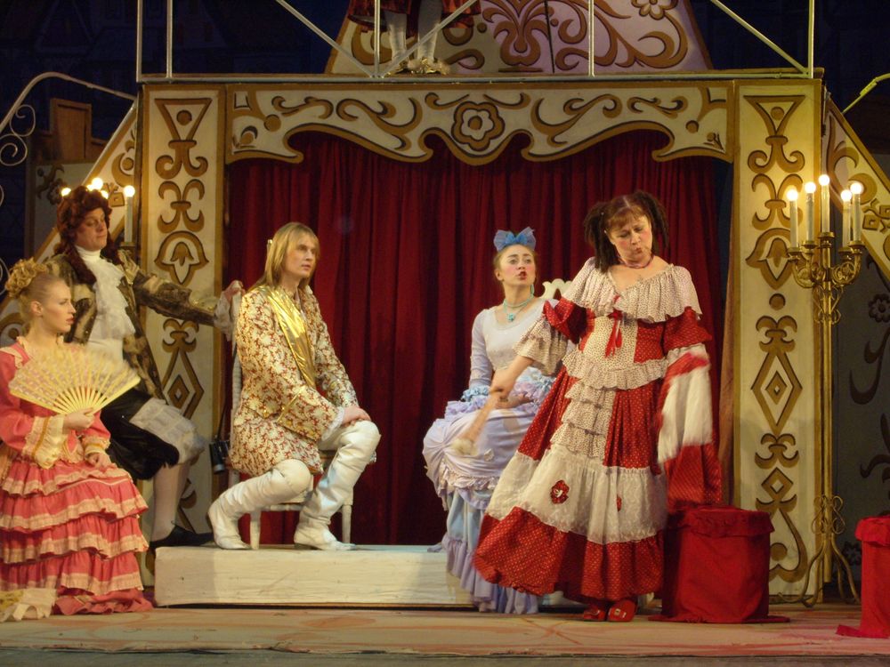 театр игры актеров. театр спектакль. актер на сцене. в мдт спектакль «лекарь поневоле». театр игры актеров.