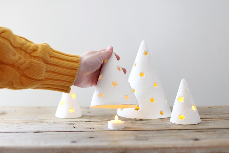 Árboles de Navidad diy con arcilla para decorar tu hogar