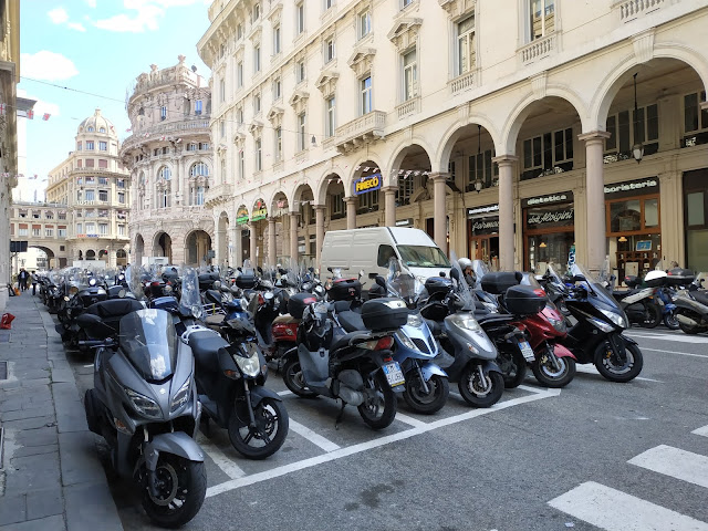 Scène typique à Gênes : des scooters garés à perte de vue