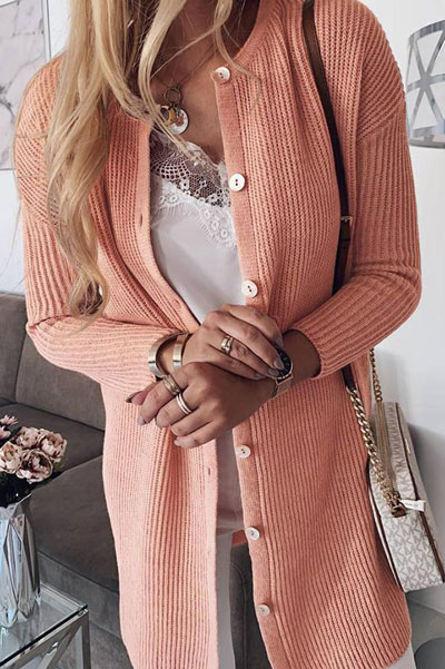 Change up your look with a variety of fabrics and textures. Mix colors, patterns, and cardigan lengths to really make your look pop. Here are 26 Breathtaking Cardigan Styles that are Chic and Warm. Winter outfits via higiggle.com #cardigan #winterstyle #knit #sweater