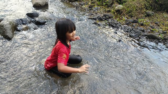 Bermain Air Sungai Di Ledok Sambi Seru