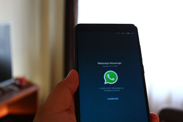 WhatsApp supports dark mode