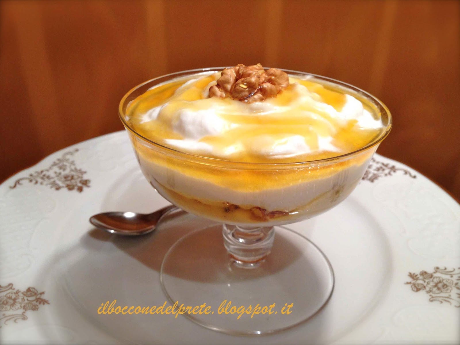 il boccone del prete: Mousse di ricotta con miele e noci il boccone del prete: Mousse di ricotta con miele e noci