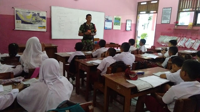 Tanamkan Cinta Tanah Air, Babinsa Bandung Beri Wasbang Siswa SDN I
