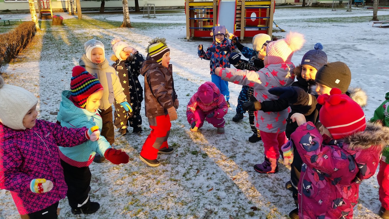 Снег руками нагребаем лепим. Щекоталочка. Утюг чух чух. Голубой вагон текст. Паровозик чух.