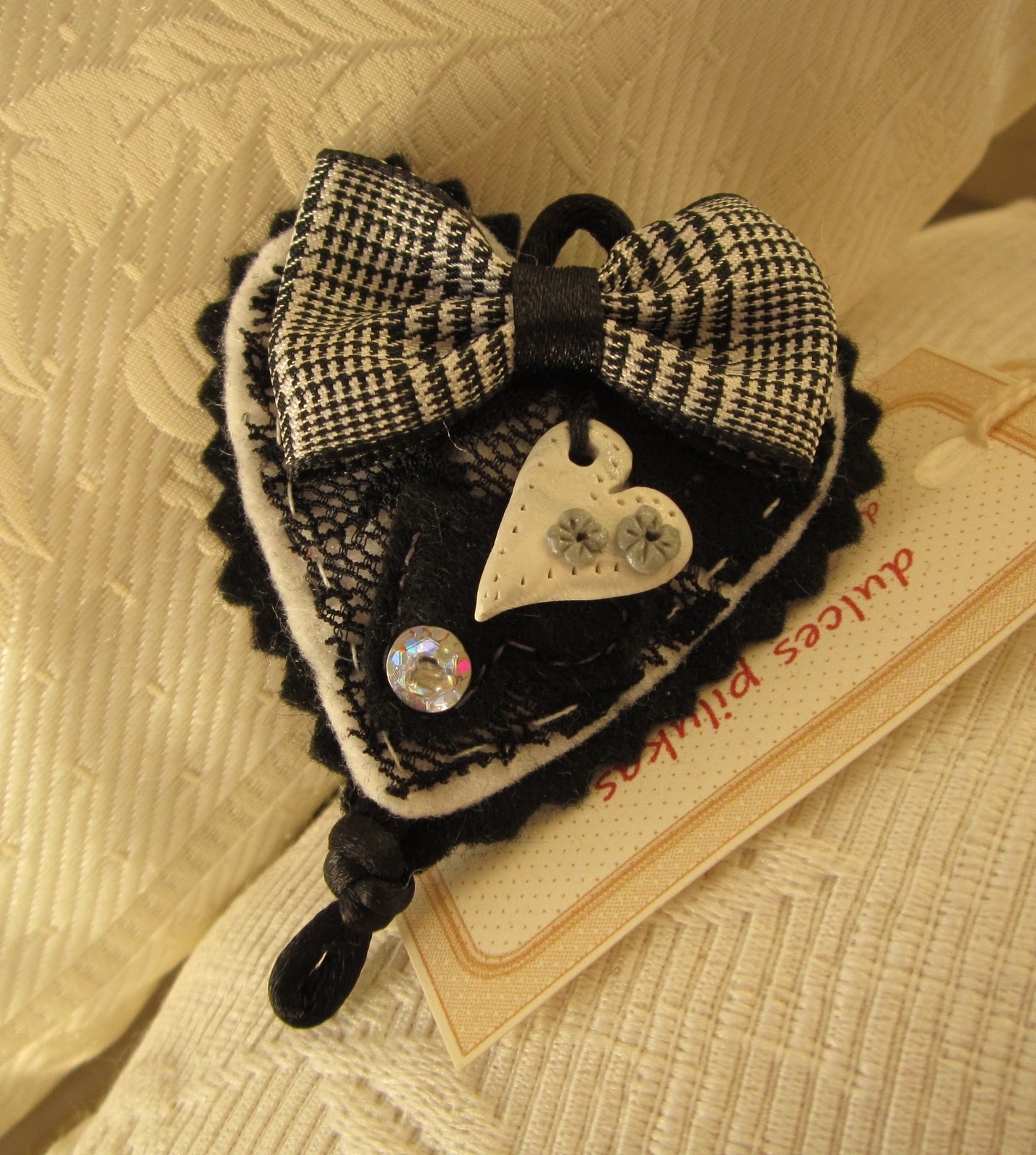 jolie broche en forme de vieille télevision tv poste ideal pin up retro vintage