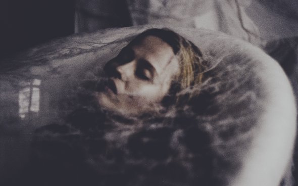 As fotografias emotivas e com um ar de conto de fadas de Laura Makabresku Laura Makabresku deviantart fotografia emotiva contos fada surreal sombria mulheres adolescentes