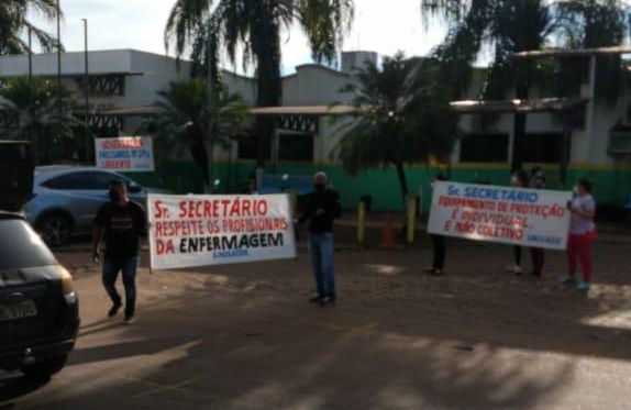 CRUZES NEGRAS – Reivindicando EPI´s e pagamento de insalubridade servidores do Hospital João Paulo II realizam protesto