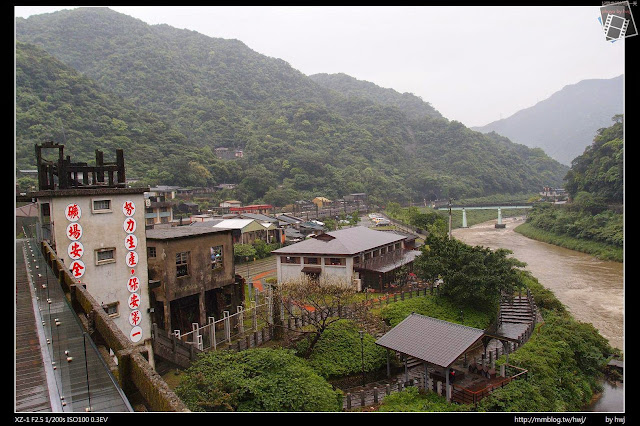 2013-04-12 基隆二日遊(1)侯硐貓村-願景館-下雨天貓都回家睡覺了_歷史的標語顯得特別顯眼呢！                                               