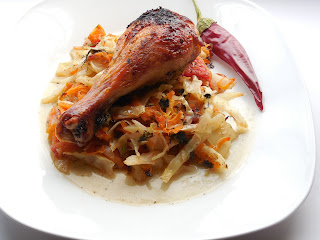 Pulpe de pui pe pat de varza