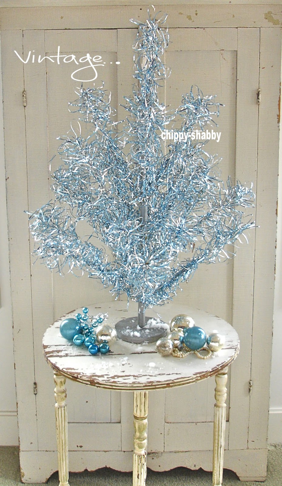 ChiPPy! SHaBBy! OMG!!! SpArKliNg BLUE VINTAGE CHRISTMAS TREE!!!