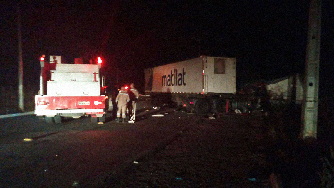 Colisão entre caminhões deixa motoristas feridos no anel viário de Sertânia