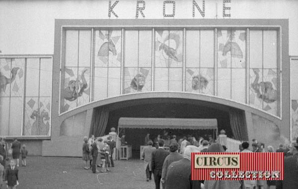 la monumentale façade du cirque Krone 1965