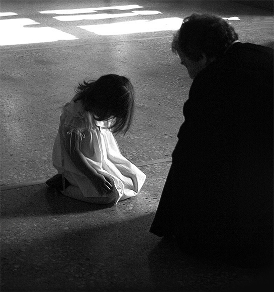 Прощение фото. Мужчина просит на коленях. Человек просит. Человек молится. Прощу колени.