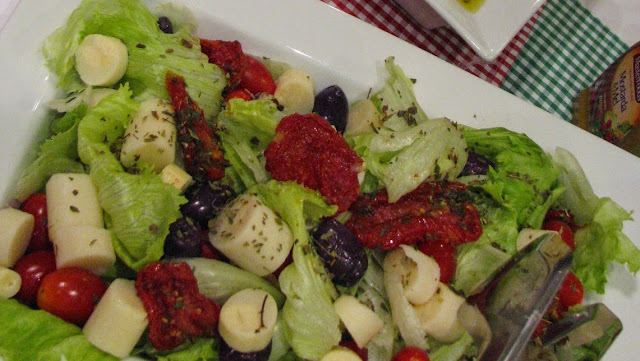Salada Italiana da Lu, salada alface com tomate seco, doce com travessura
