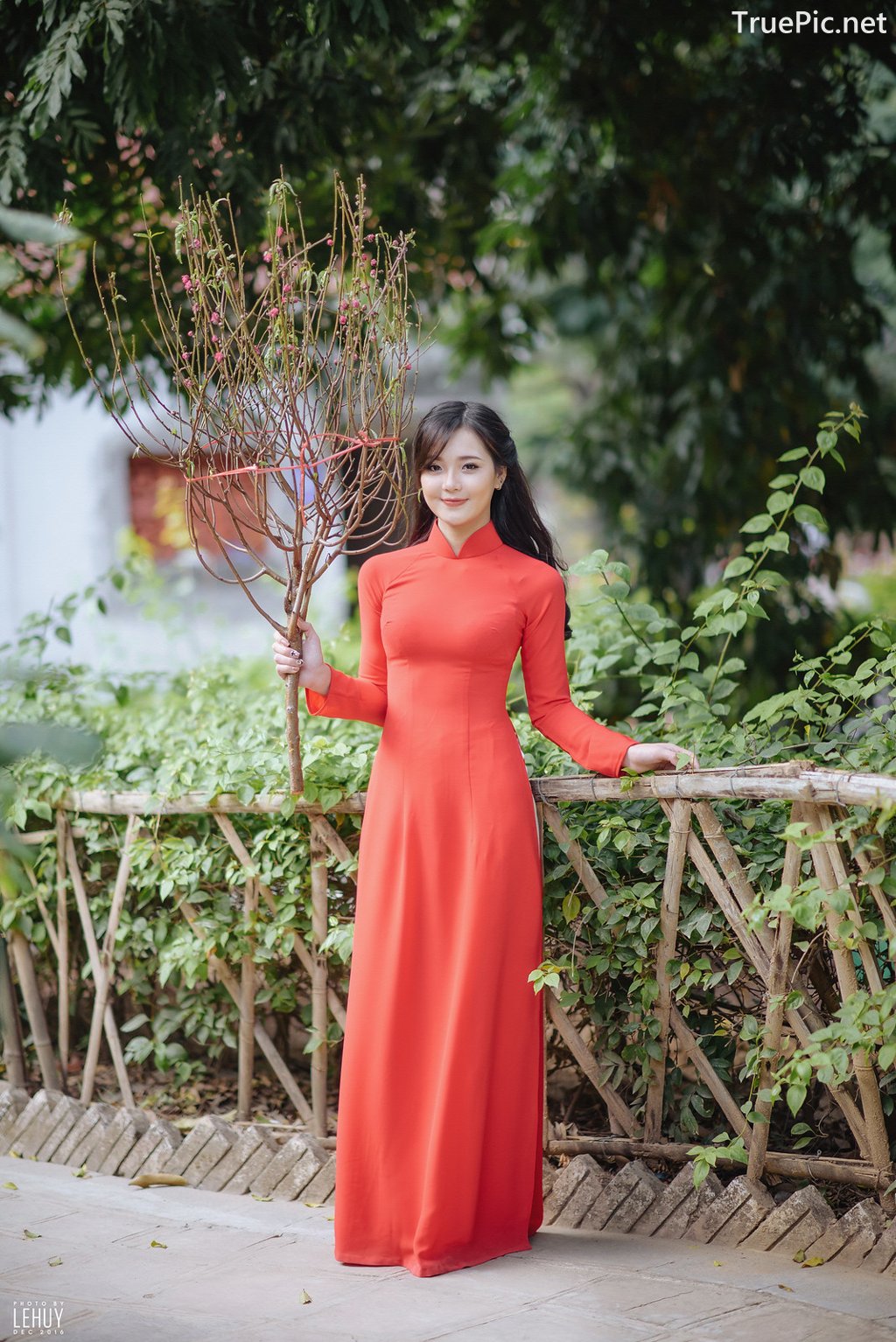 Image-Vietnamese-Model-Beautiful-Girl-and-Ao-Dai-Red-Vietnamese-Traditional-Dress-TruePic.net- Picture-1