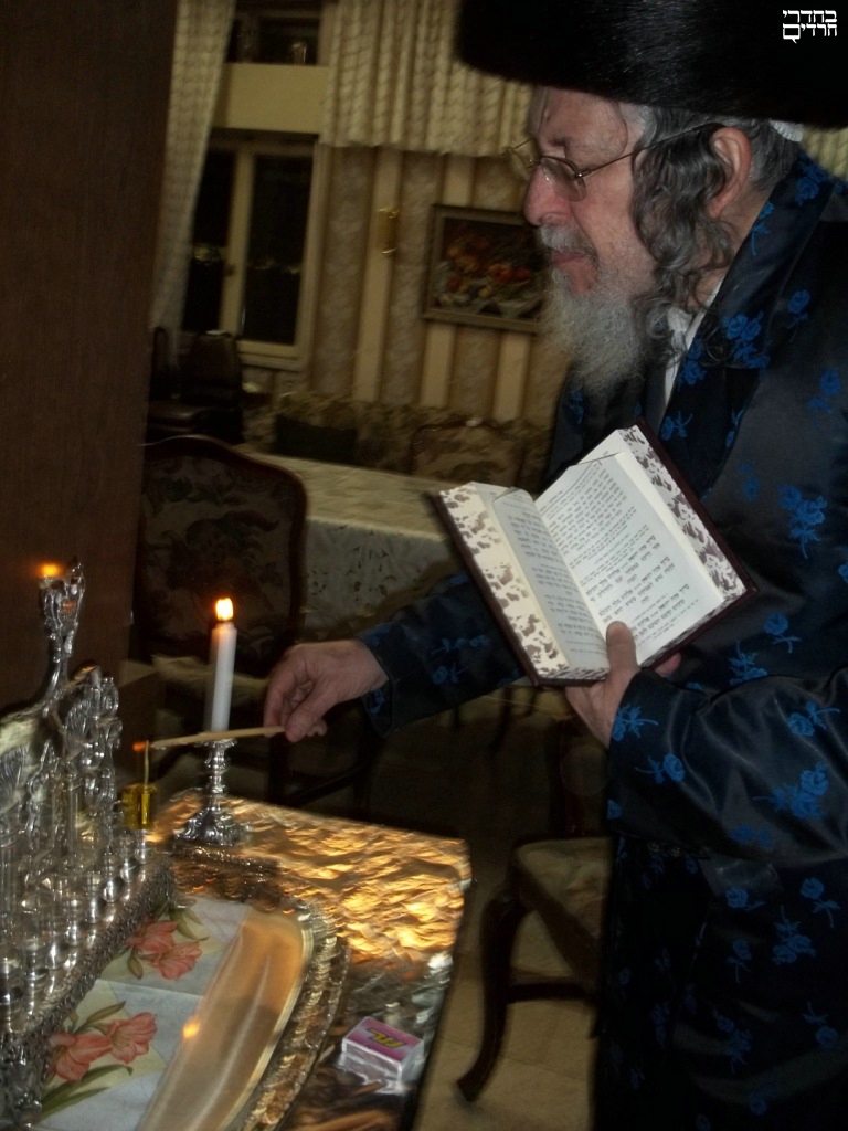 hamantaschen: Chassidische Rebben zünden die Chanukkiah