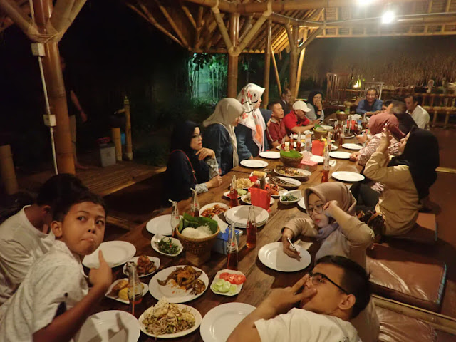 Syukuran Ulang Tahun Papah di Gubug Makan Mang Engking, Kopo, Bandung