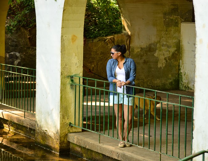 The perfect transition piece - the chambray shirt from The-Lifestyle-Project.com Casual travel style / The-Lifestyle-Project.com