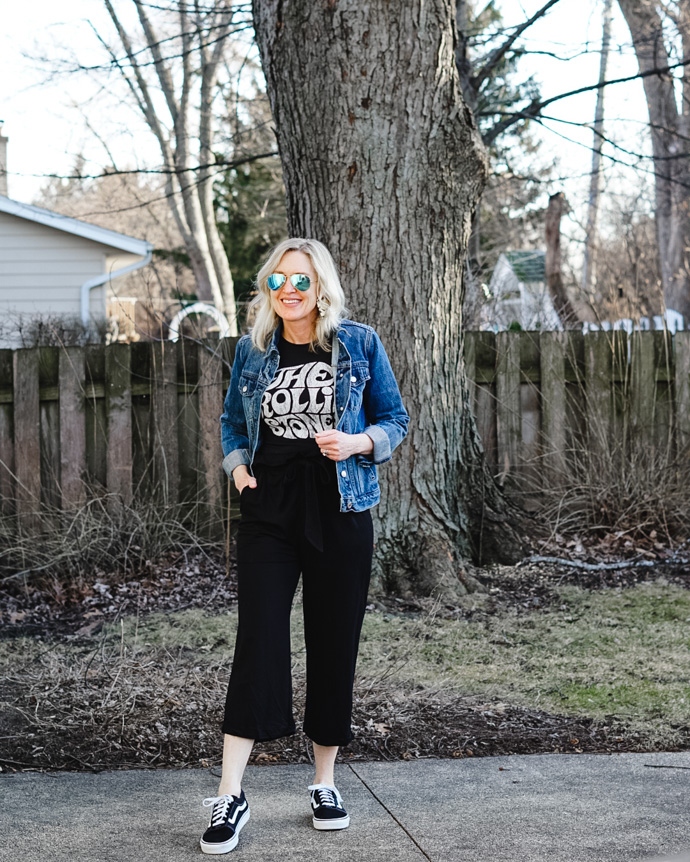 paper bag pants and graphic tee outfit
