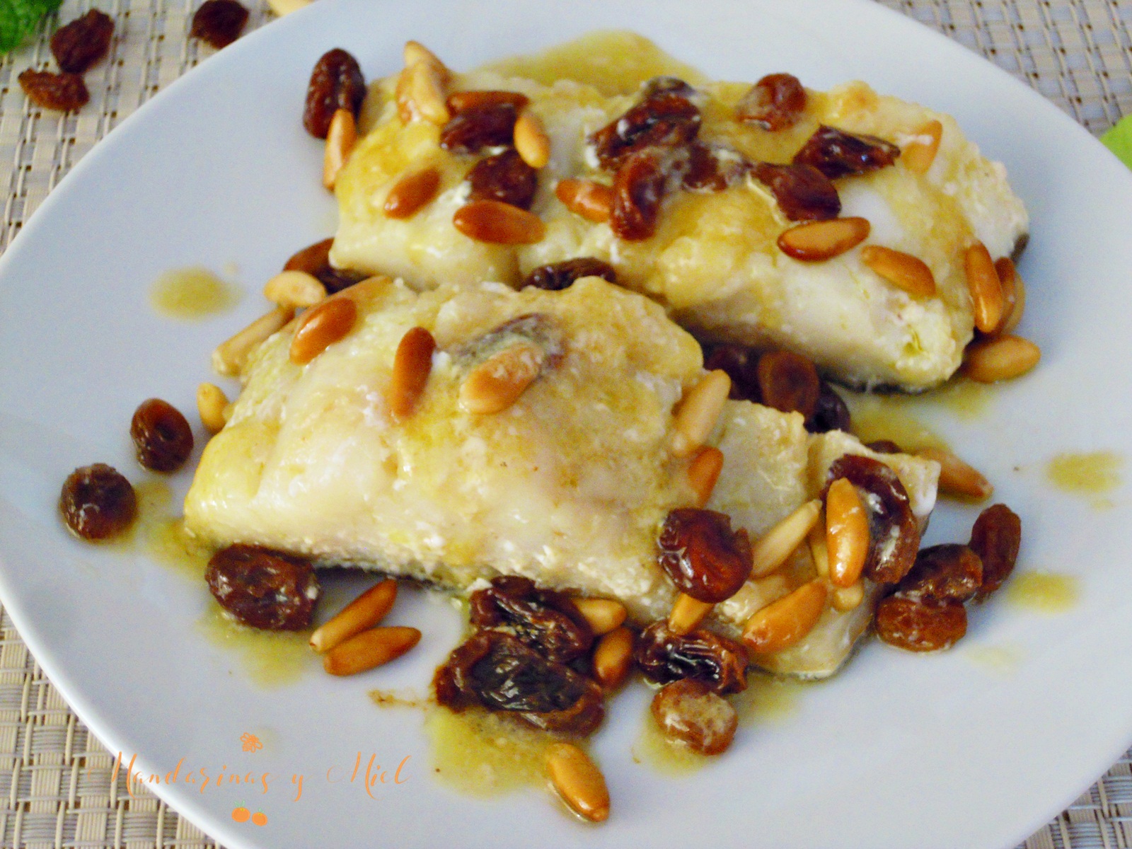 Bacalao con pasas y piñones, en