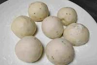 Round shaped dough balls for kulcha