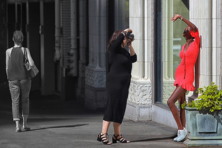 Mujer de rojo posando para fotógrafa