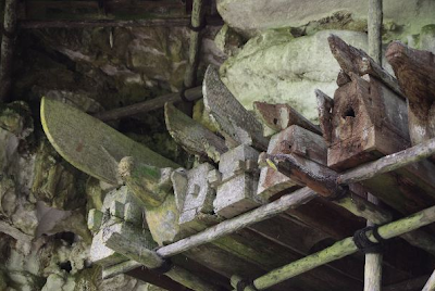 Londa :  Kompleks Makam Di Tebing Batu Toraja