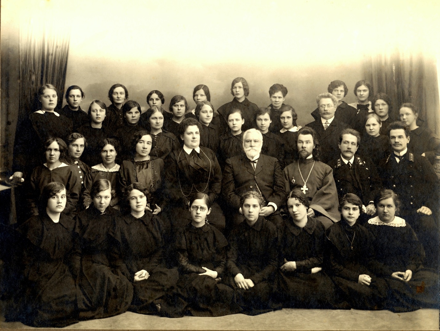 гимназистки 1896. учитель гимназии 19 века. учитель гимназии 19 века в россии. учитель 20 века. первый учитель женщина.