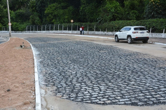 Prefeitura de João Pessoa aplica camada de asfalto na Avenida Dom Pedro II na noite desta quinta-feira