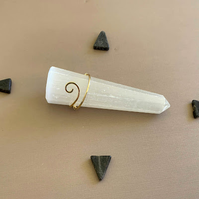 Lisa Yang Jewelry 的单圈波浪线环项目